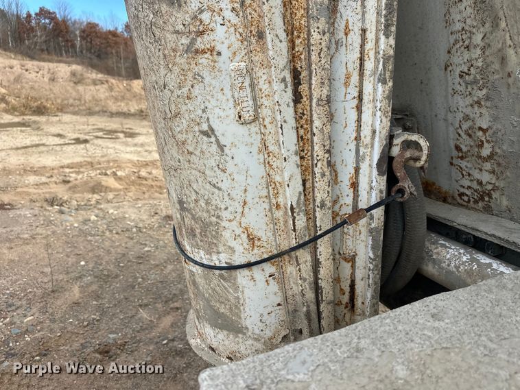 image for item DW4350 2001 International 5500i ready mix truck