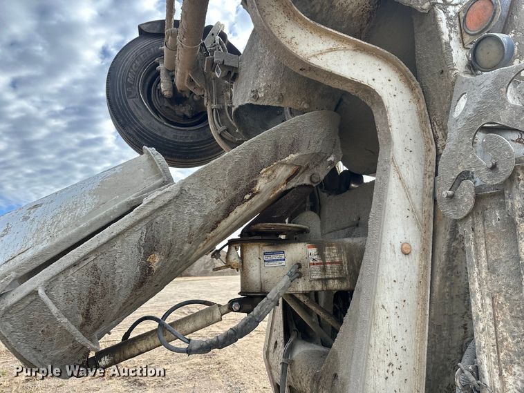 image for item DW4350 2001 International 5500i ready mix truck