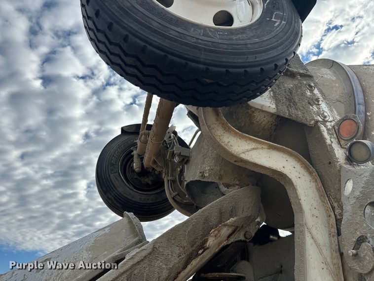 image for item DW4350 2001 International 5500i ready mix truck