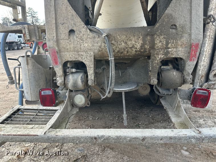 image for item DW4350 2001 International 5500i ready mix truck