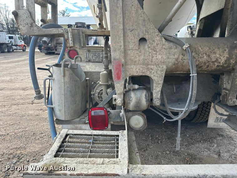 image for item DW4350 2001 International 5500i ready mix truck