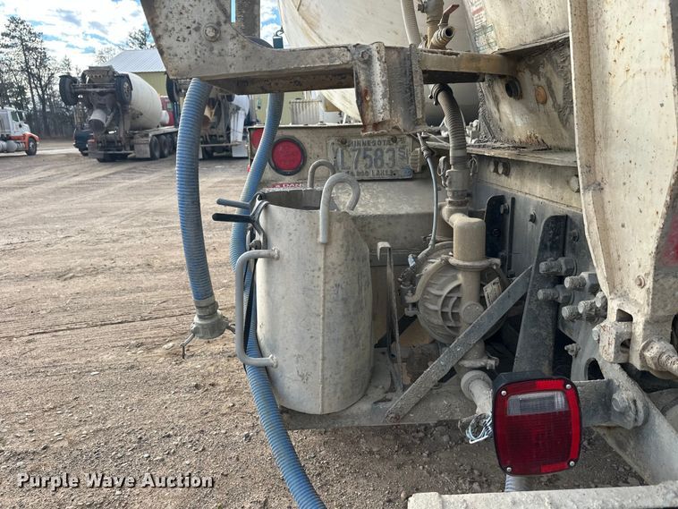 image for item DW4350 2001 International 5500i ready mix truck