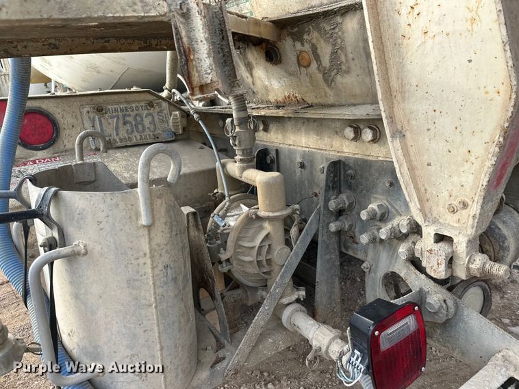 image for item DW4350 2001 International 5500i ready mix truck