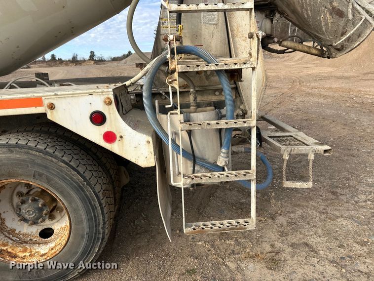 image for item DW4350 2001 International 5500i ready mix truck