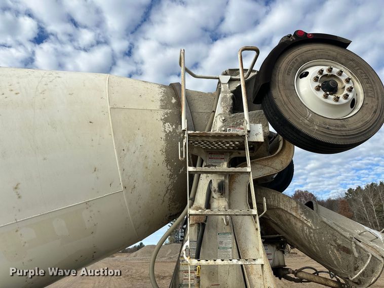 image for item DW4350 2001 International 5500i ready mix truck