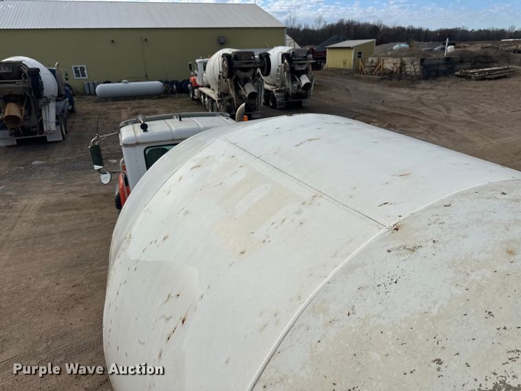 image for item DW4350 2001 International 5500i ready mix truck