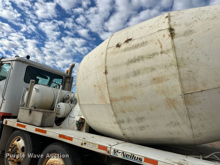 image for item DW4350 2001 International 5500i ready mix truck