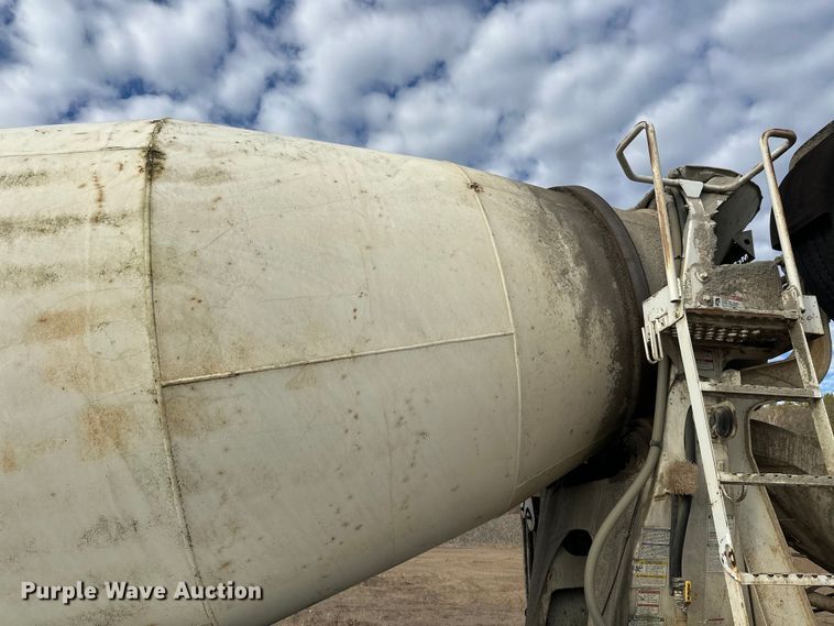 image for item DW4350 2001 International 5500i ready mix truck