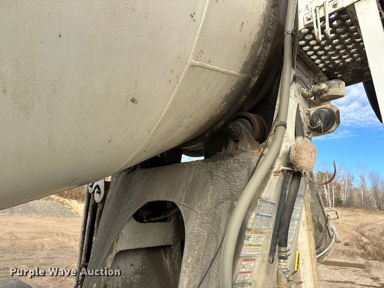 image for item DW4350 2001 International 5500i ready mix truck