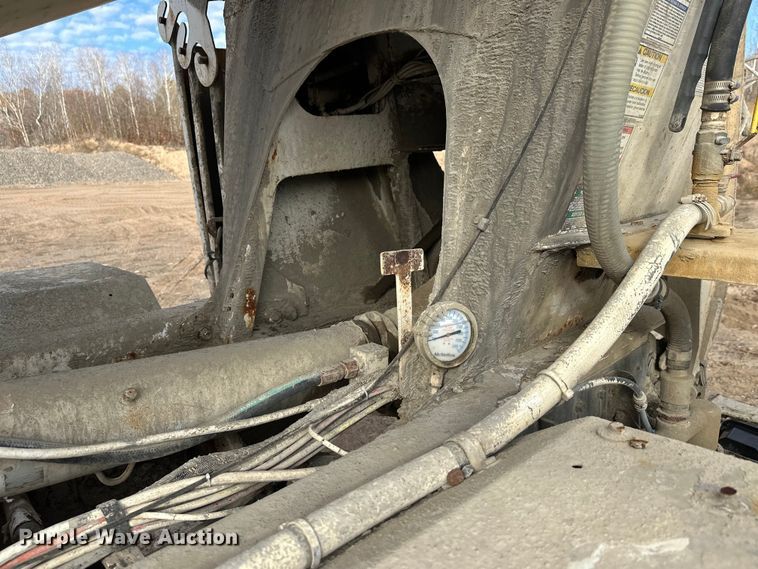 image for item DW4350 2001 International 5500i ready mix truck