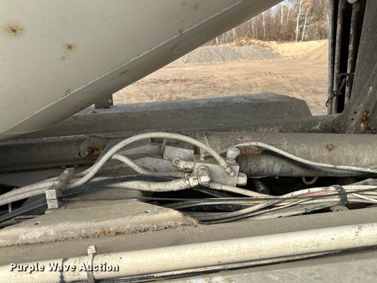 image for item DW4350 2001 International 5500i ready mix truck