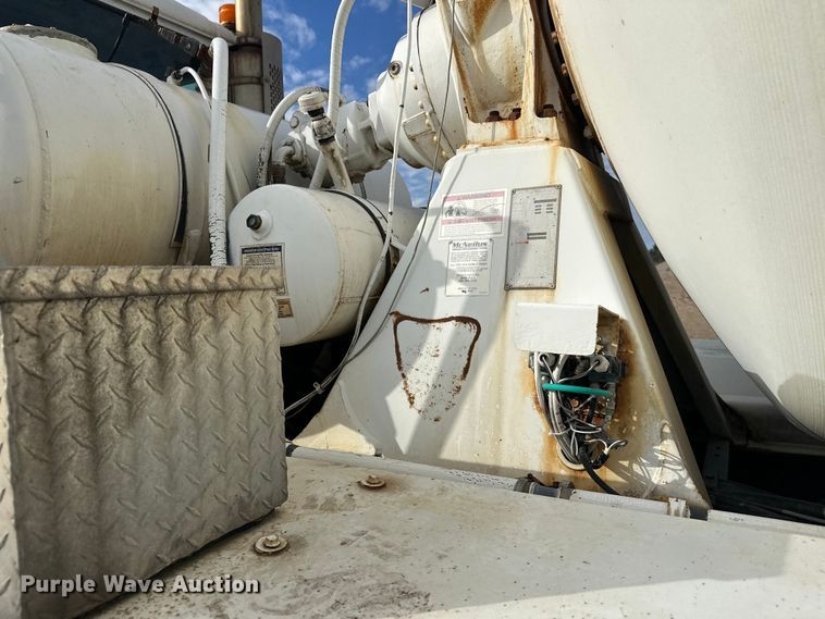 image for item DW4350 2001 International 5500i ready mix truck