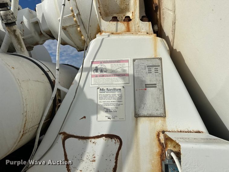 image for item DW4350 2001 International 5500i ready mix truck