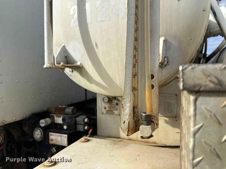 image for item DW4350 2001 International 5500i ready mix truck