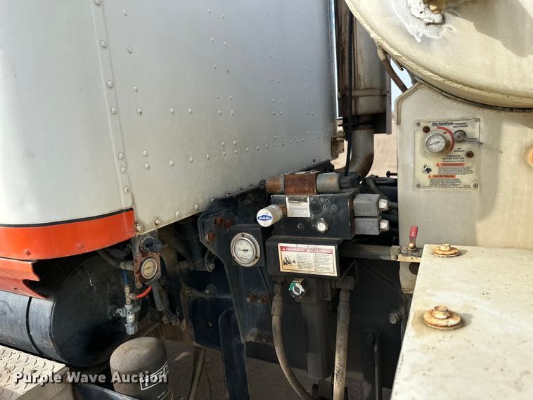 image for item DW4350 2001 International 5500i ready mix truck