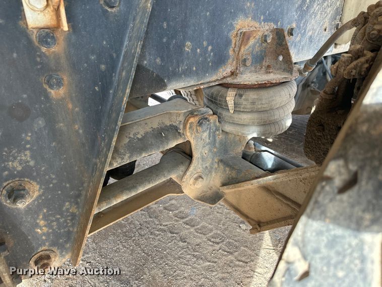 image for item DW4350 2001 International 5500i ready mix truck