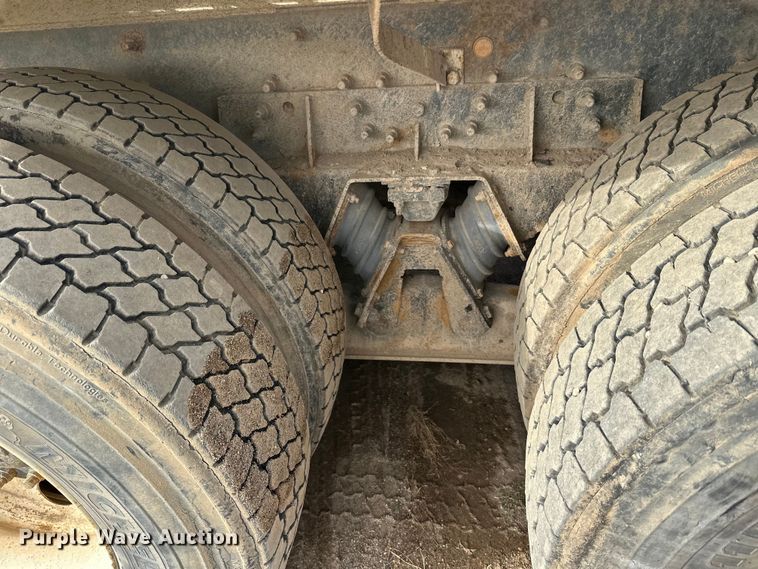 image for item DW4350 2001 International 5500i ready mix truck