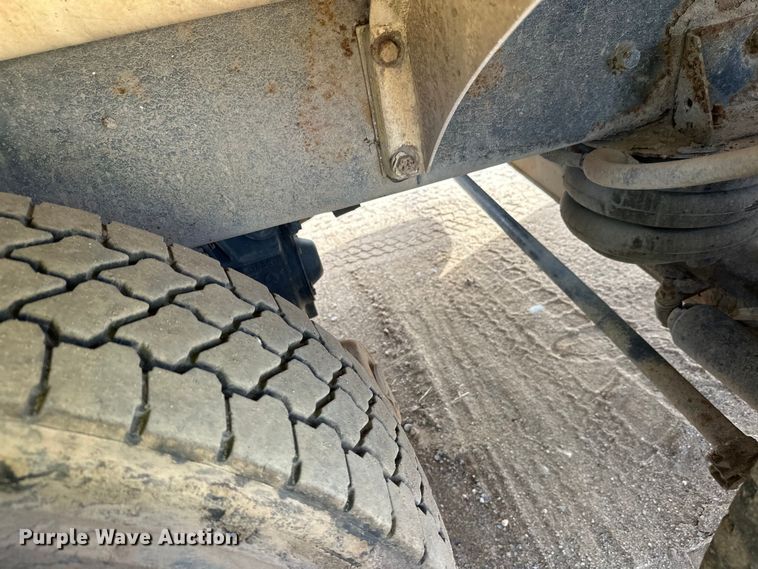 image for item DW4350 2001 International 5500i ready mix truck