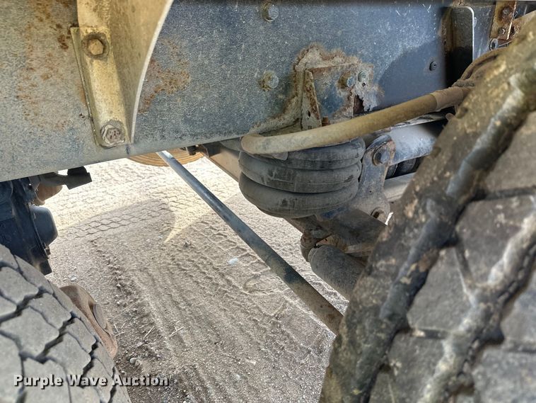 image for item DW4350 2001 International 5500i ready mix truck