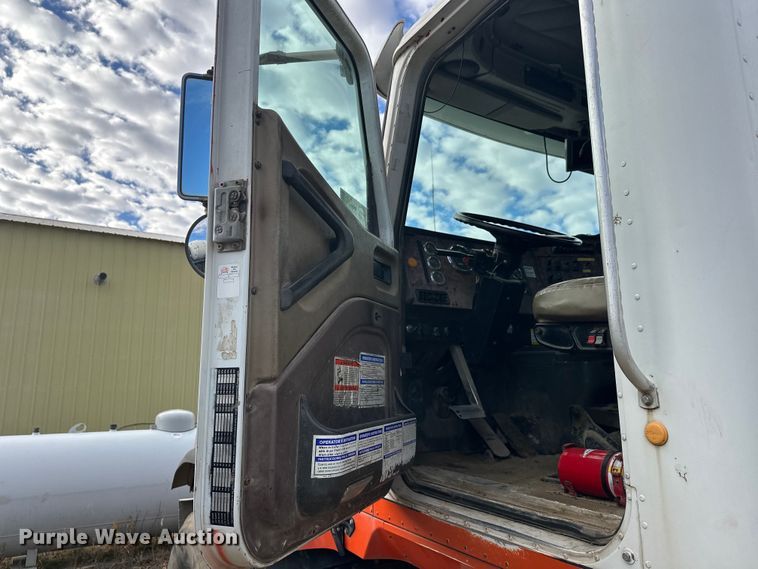 image for item DW4350 2001 International 5500i ready mix truck