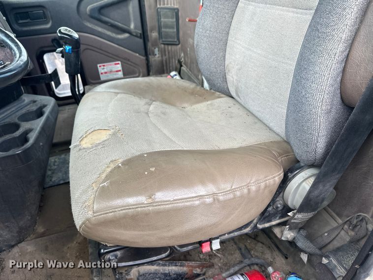 image for item DW4350 2001 International 5500i ready mix truck