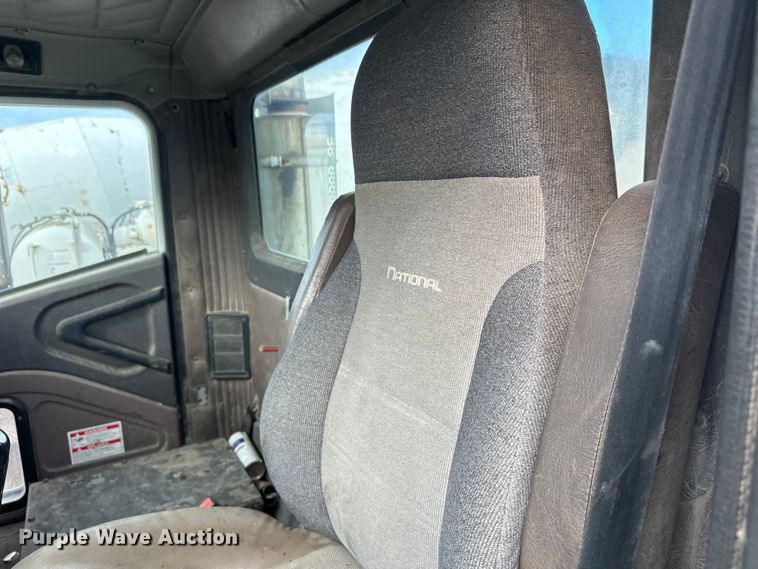 image for item DW4350 2001 International 5500i ready mix truck