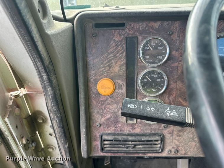 image for item DW4350 2001 International 5500i ready mix truck