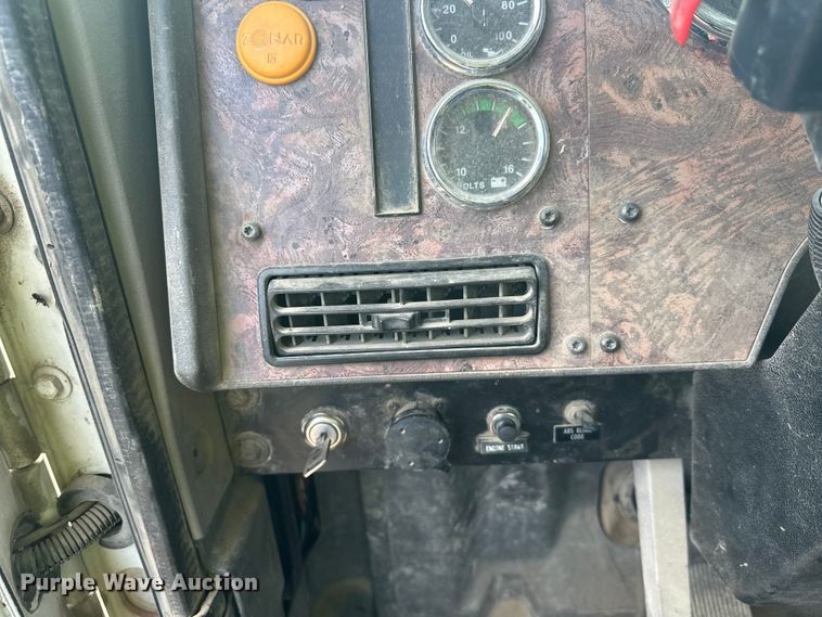 image for item DW4350 2001 International 5500i ready mix truck