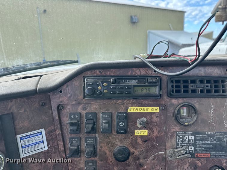 image for item DW4350 2001 International 5500i ready mix truck