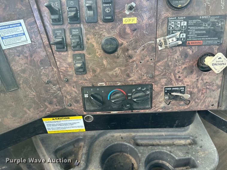 image for item DW4350 2001 International 5500i ready mix truck