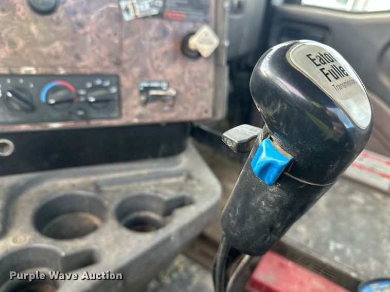 image for item DW4350 2001 International 5500i ready mix truck