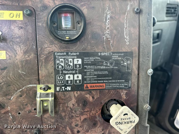 image for item DW4350 2001 International 5500i ready mix truck