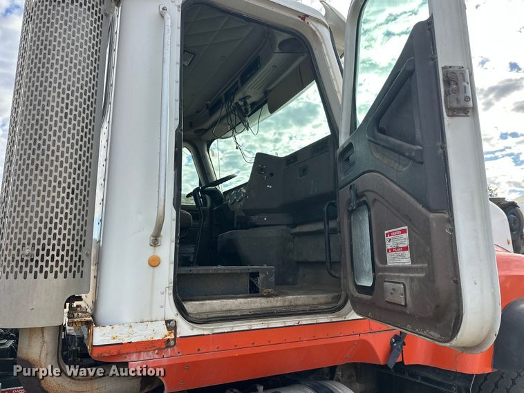 image for item DW4350 2001 International 5500i ready mix truck