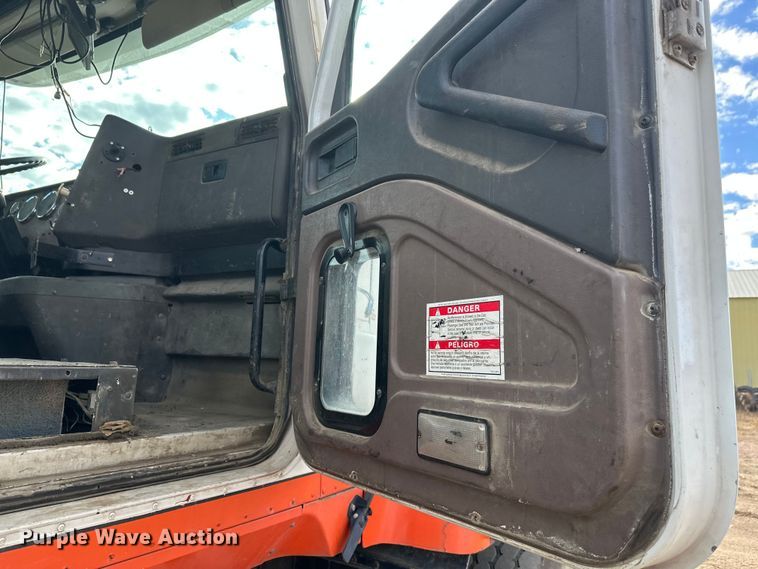 image for item DW4350 2001 International 5500i ready mix truck