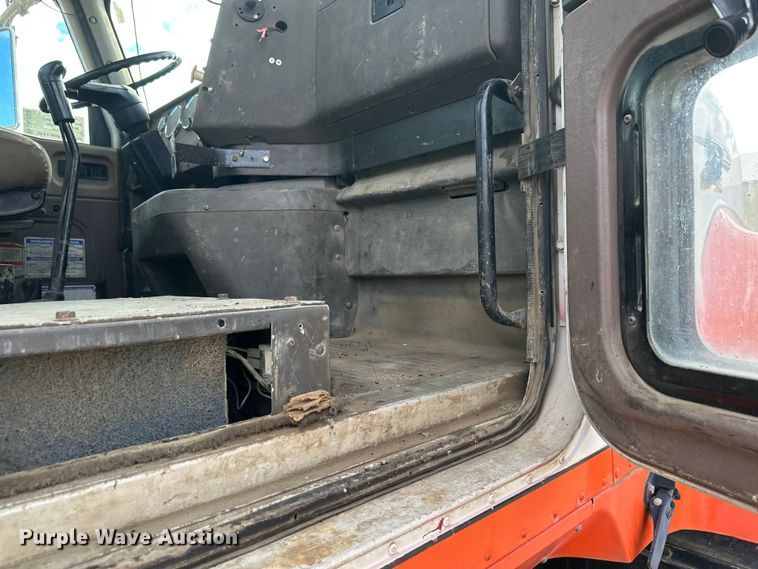 image for item DW4350 2001 International 5500i ready mix truck