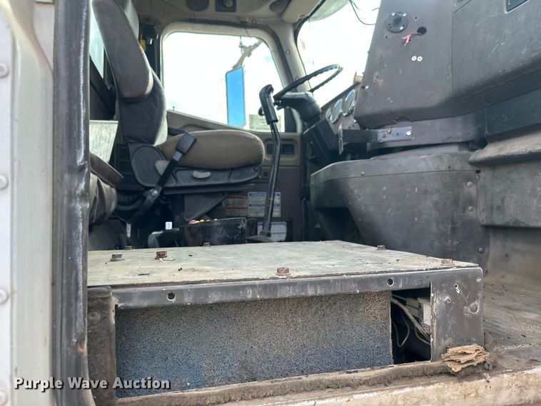 image for item DW4350 2001 International 5500i ready mix truck