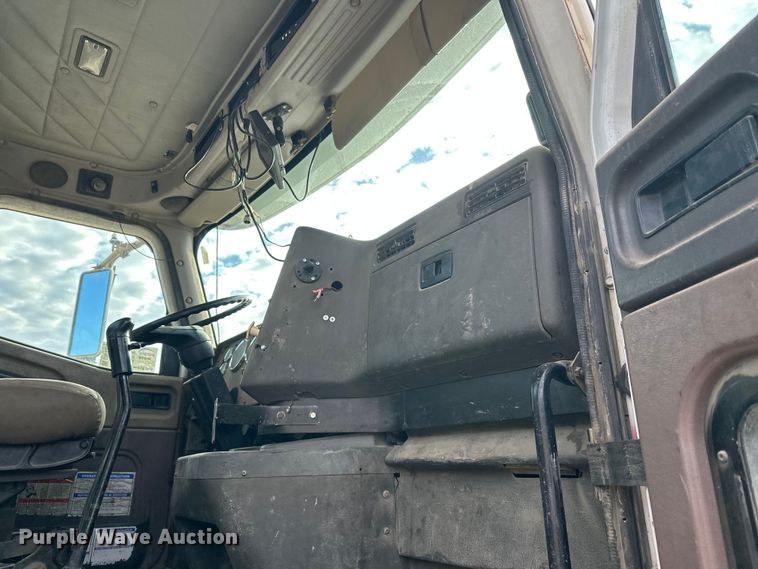 image for item DW4350 2001 International 5500i ready mix truck