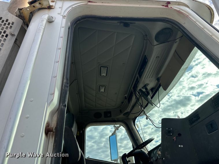 image for item DW4350 2001 International 5500i ready mix truck