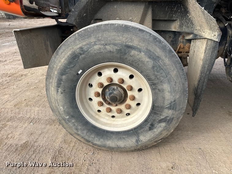 image for item DW4350 2001 International 5500i ready mix truck