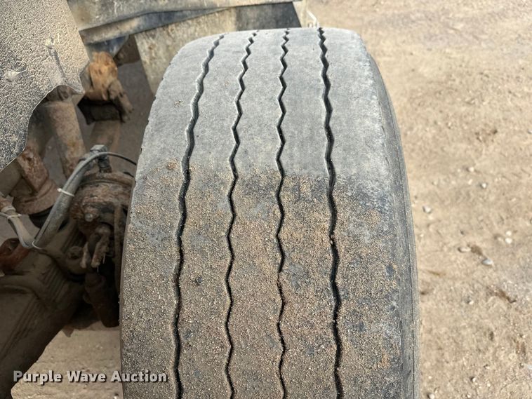 image for item DW4350 2001 International 5500i ready mix truck