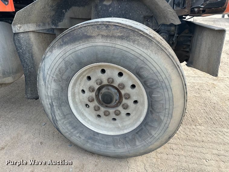 image for item DW4350 2001 International 5500i ready mix truck