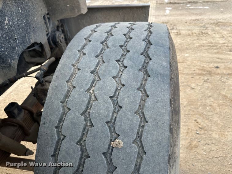 image for item DW4350 2001 International 5500i ready mix truck