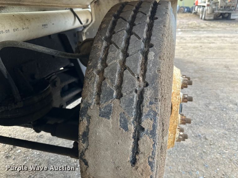 image for item DW4350 2001 International 5500i ready mix truck