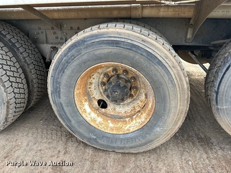 image for item DW4350 2001 International 5500i ready mix truck