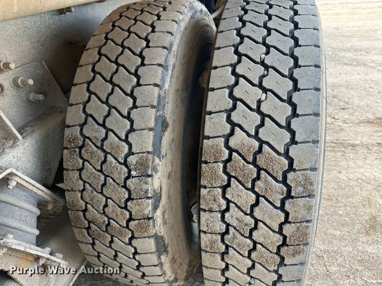 image for item DW4350 2001 International 5500i ready mix truck