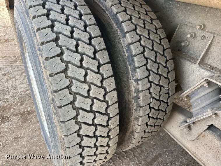 image for item DW4350 2001 International 5500i ready mix truck