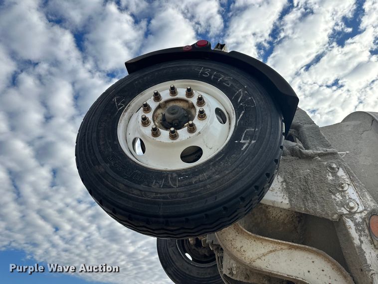 image for item DW4350 2001 International 5500i ready mix truck