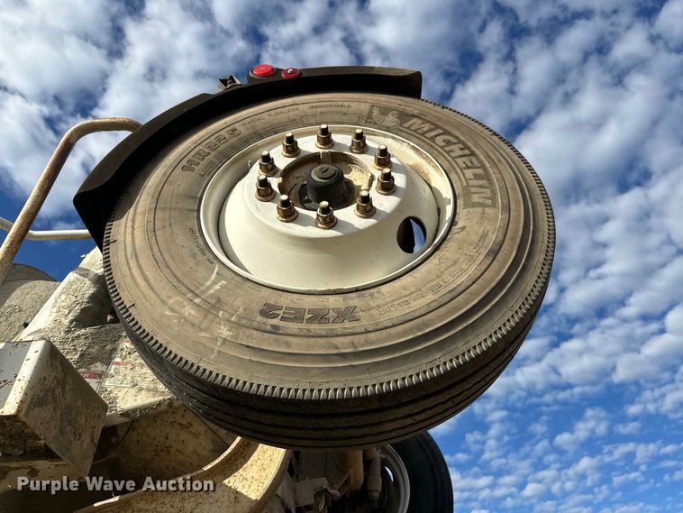 image for item DW4350 2001 International 5500i ready mix truck