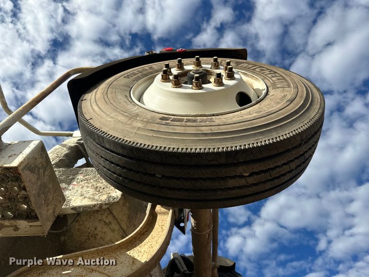 image for item DW4350 2001 International 5500i ready mix truck