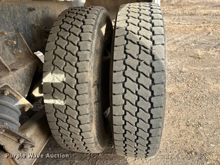 image for item DW4350 2001 International 5500i ready mix truck